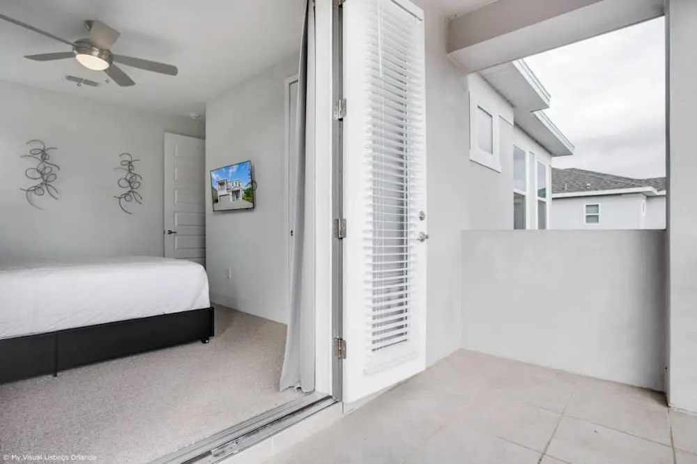 Stylish Family Home Sleeps 22 Enc101
