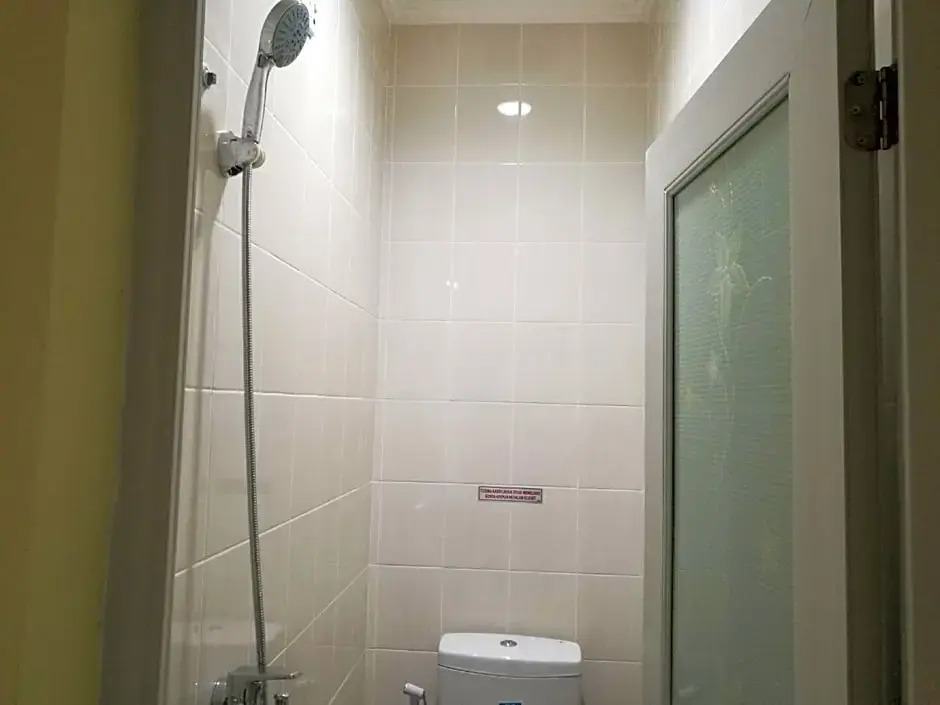 OYO Life 2594 Kost Azarina Syariah