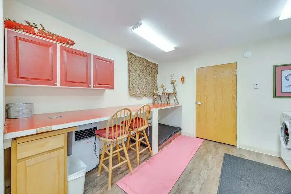 1/2 Mi to Attractions: Apartment w/ Deck