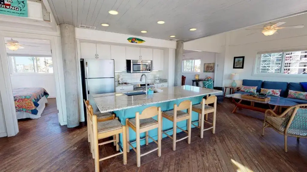 LP6 Well Appointed Home, Large Back Deck, Views of Gulf, Screened in Porch