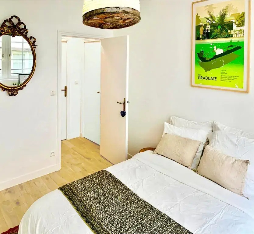 Top cozy apartment in the Upper Marais Area
