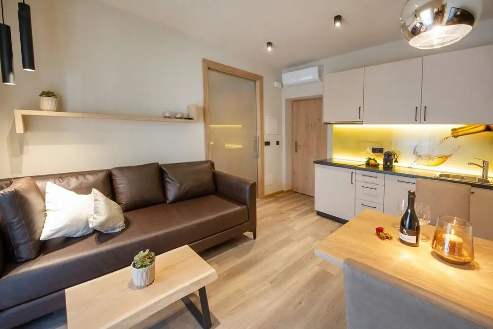 Haus Gregori Modern & Central Stay in Vineyard with Rooftop & Served Breakfast