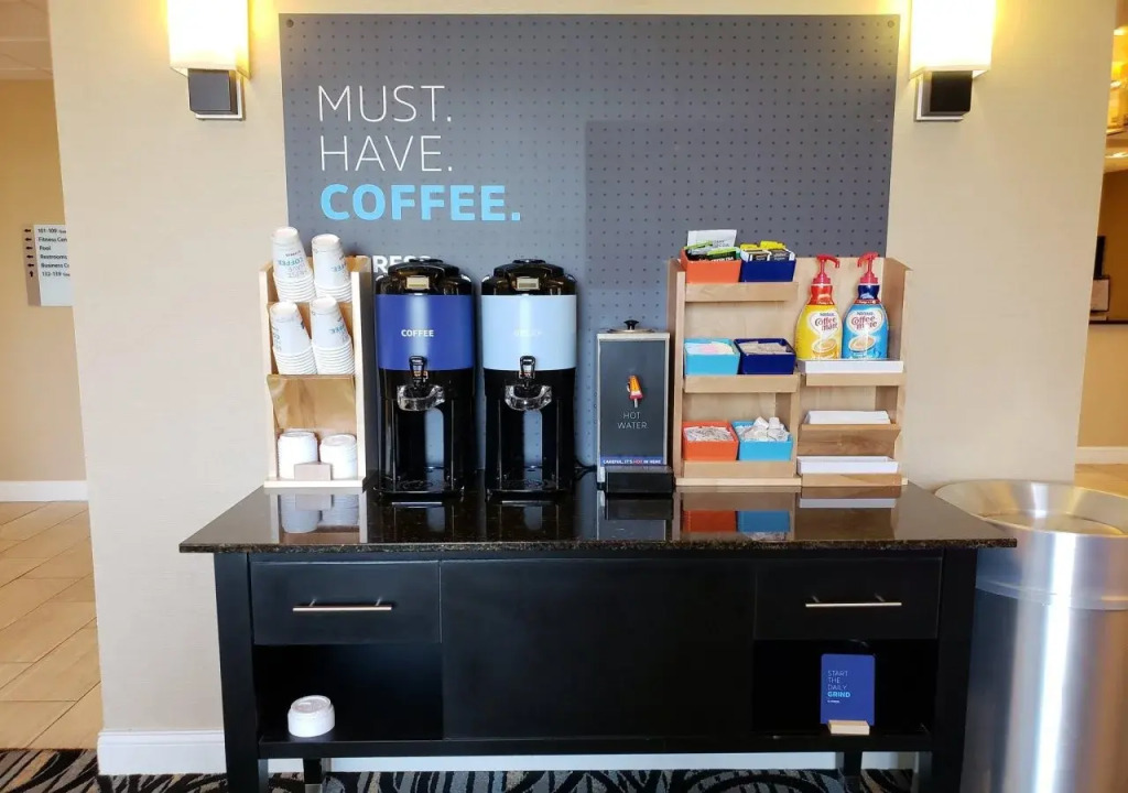 Holiday Inn Express & Suites Marion Northeast by IHG