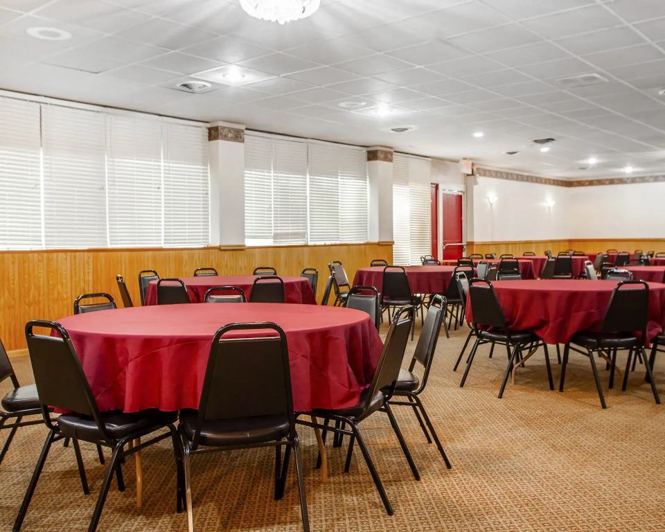 Baymont Inn & Suites by Wyndham Newton IA