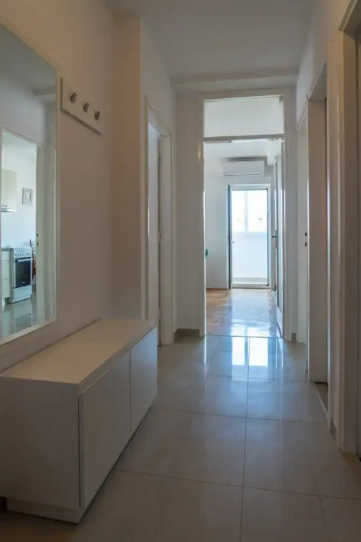 Spacious apt few min Walk to old Town and Beach