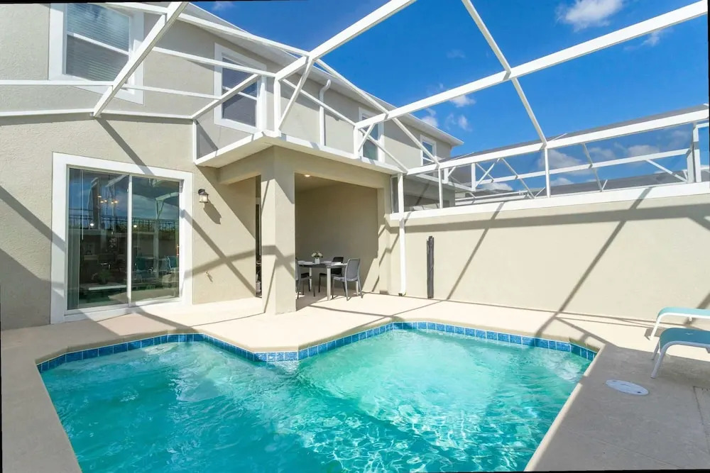 Stylish 4Bd w Lake View Pool Kids Themed Room