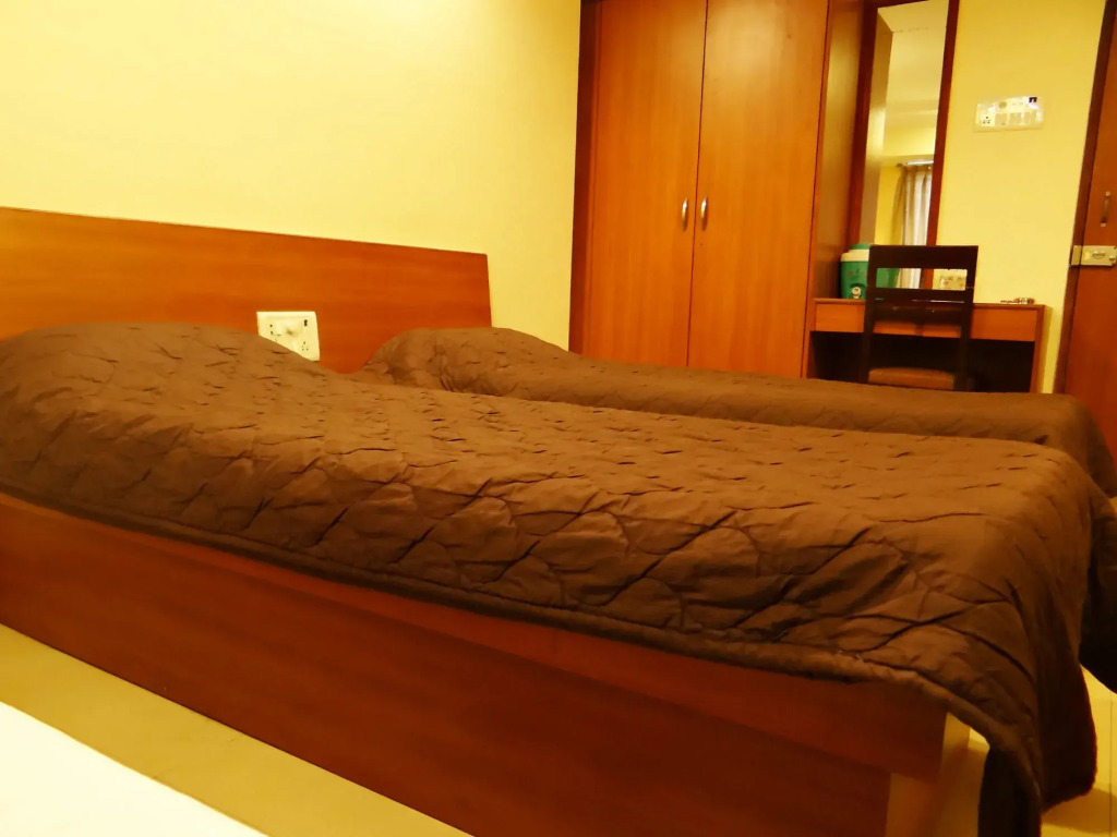 Hotel Lucky Near Nesco