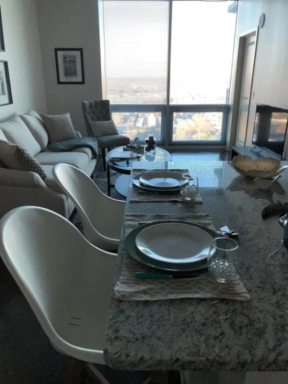 1 Bedroom and 2 Bedroom Uptown Apartments with City Views by Frontdesk