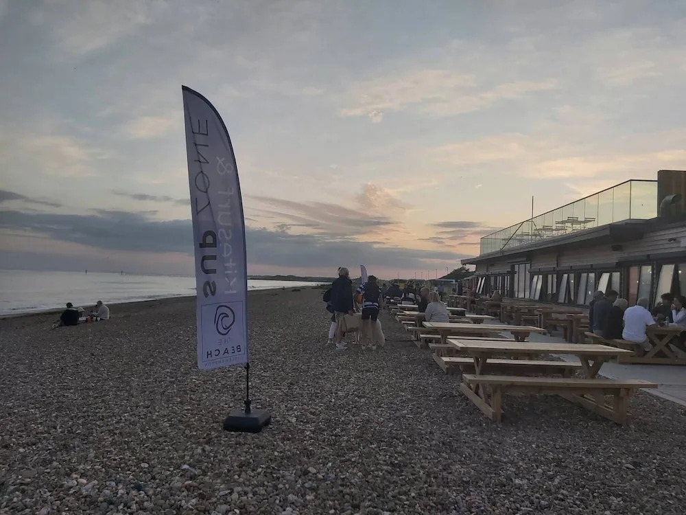 Spacious Seafront Apartment, Garden Free Parking
