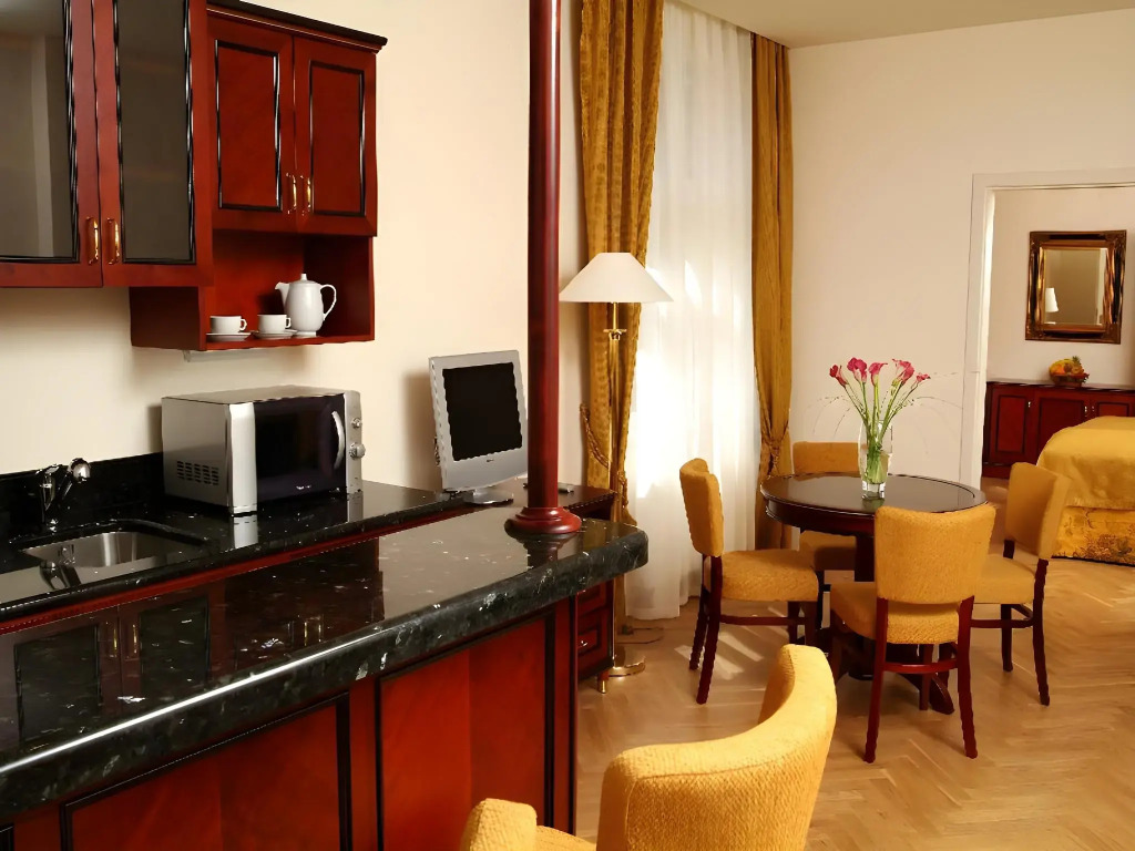 Elysee Hotel