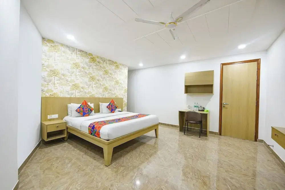 FabHotel Luxe 8 Stayz - Phase 1 Metro, Golf Course Road & Arjun Marg