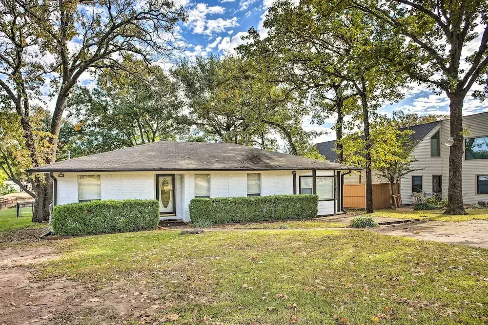 Cedar Creek Lake Home: Private Dock & Hot Tub