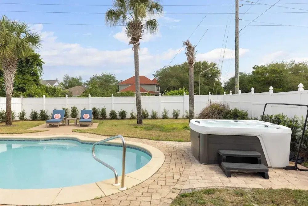 7bdr w/ Private Pool, Hot Tub, Fire Pit, Walk to Beach Tidal Wave by Avantstay