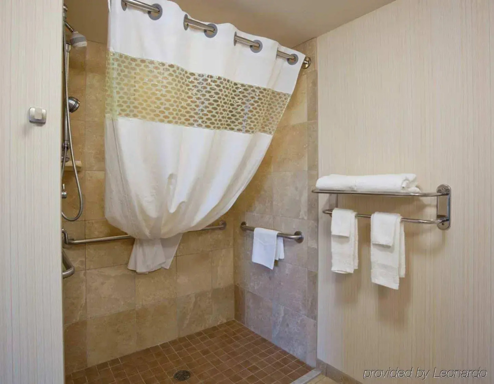 Hampton Inn & Suites Madison - West