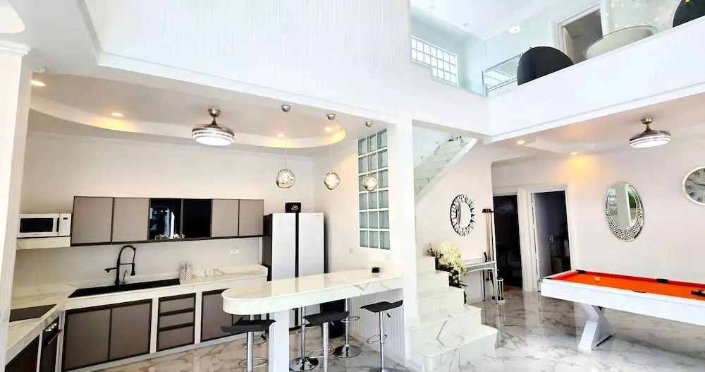 EMPIRELAND Luxury Pool Villa Pattaya Walking Street