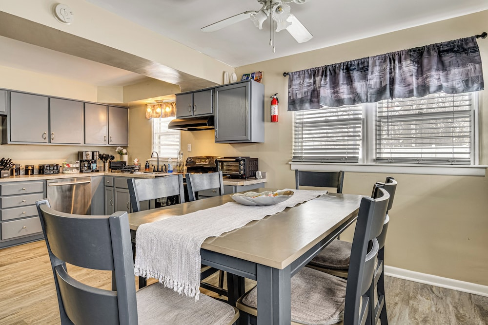 1 Mi to Butler! Family-friendly Indianapolis Home