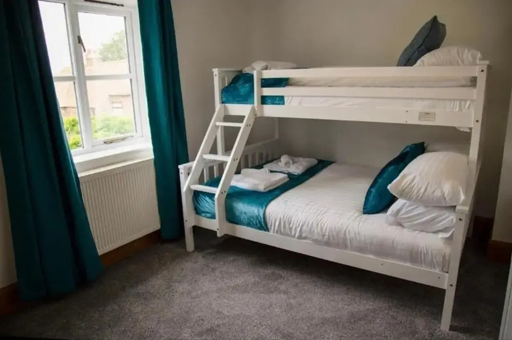 4 Bed - Sleeps 10 - Pets - Parking - Games Room
