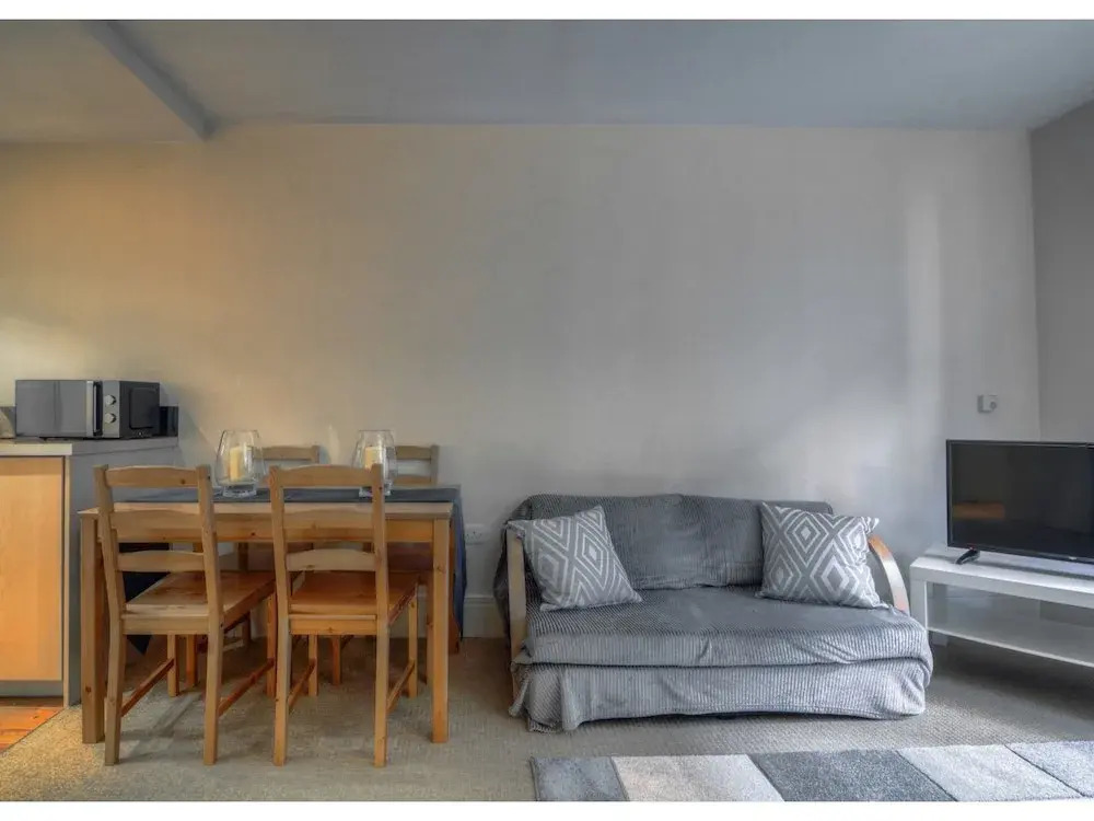 Modern, Spacious 1BR Central Manchester Flat for 4