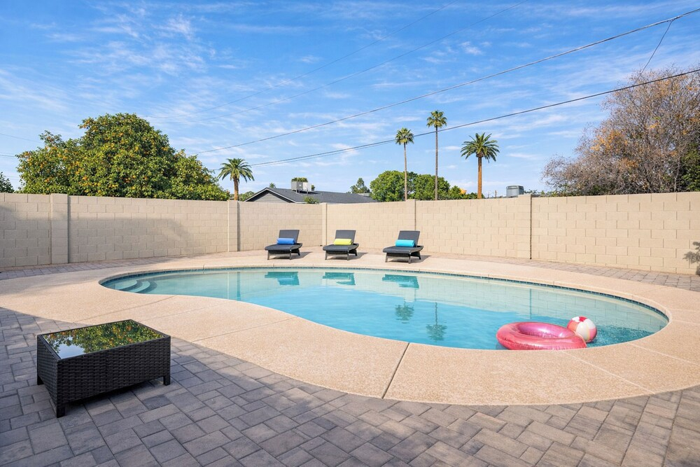 Phoenix Modern Retreat w/ Pool & Putting Green