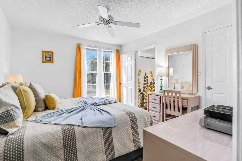 Breezy Townhouse With a Pool, hot Tub, Patio, Central AC, and Washer/dryer