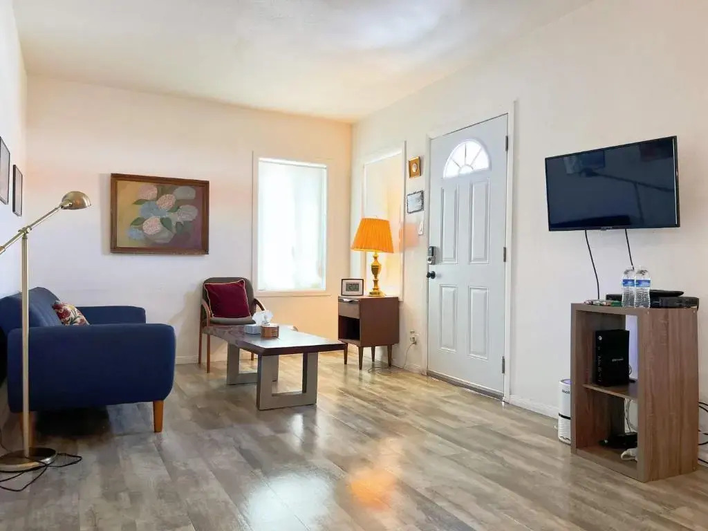 Newly remodeled 1 bed, 1 bath home near LAX, Forum