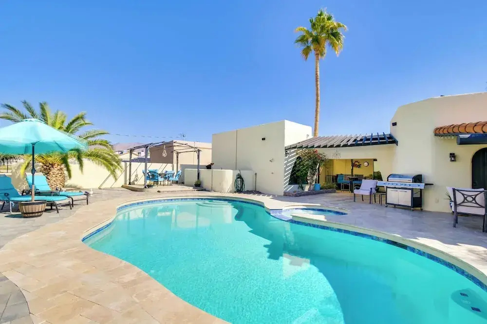 5 Mi to Lake Havasu: Bright Cottage w/ Fire Pit!
