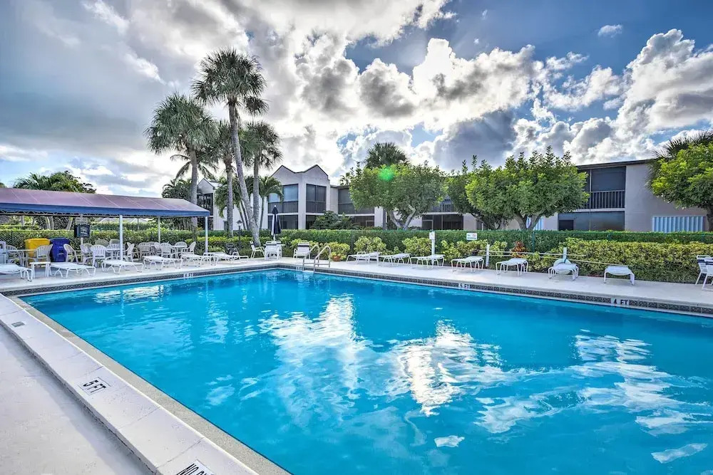 Jupiter Bay Condo w/ Pool < Half Mile to Beach!