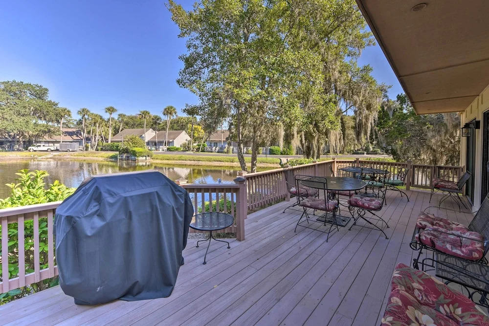 Palmetto Dunes Villa w/ Deck & Lagoon Views