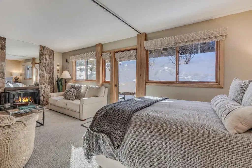 Laurelwood Condominiums 402