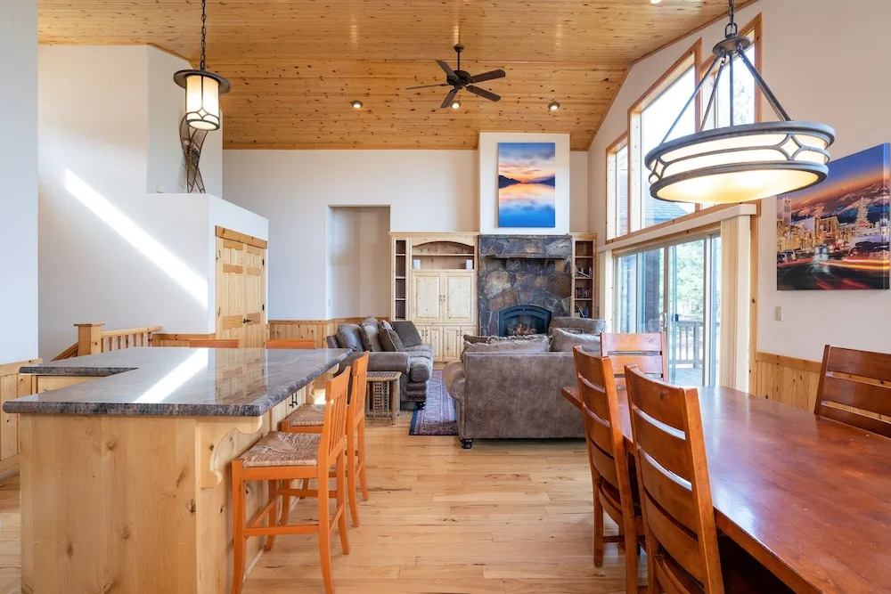 Tahoe Donner Pinnacle Loop Mountain 5 Bedroom Home by RedAwning