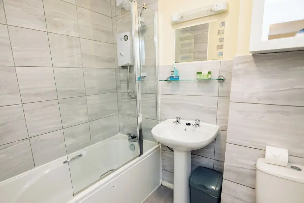 2 Bed Flat - Sleeps 4 - Parking - Wifi