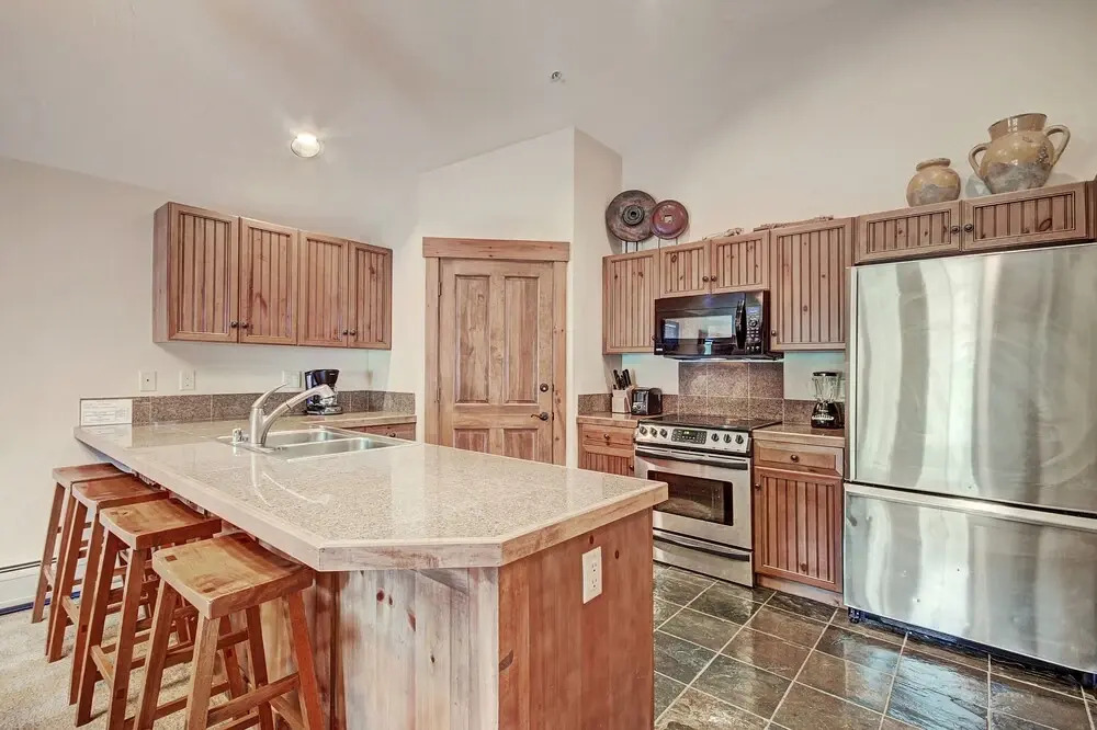 Bright + Scenic 2br - 7ppl Steps To Ski Lifts + Main Street 2 Bedroom Condo by RedAwning