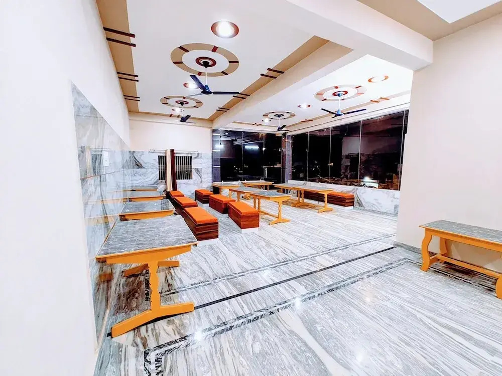 FabHotel Shree Venkatesh Nileyam - 300m from Ram Janam Bhumi