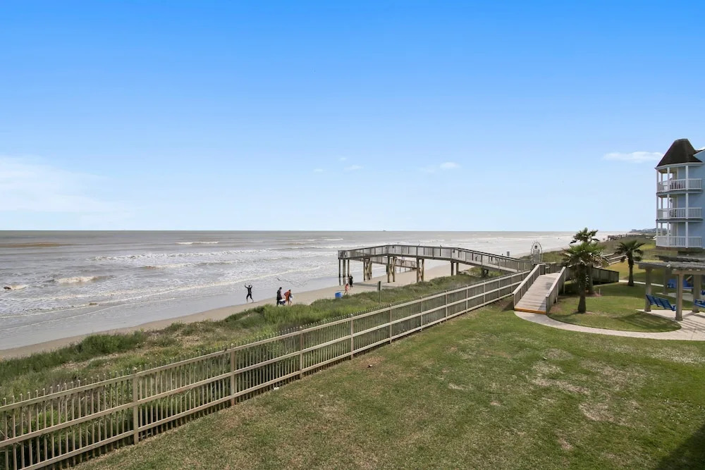 Seascape 2113 2 Bedroom Condo by RedAwning