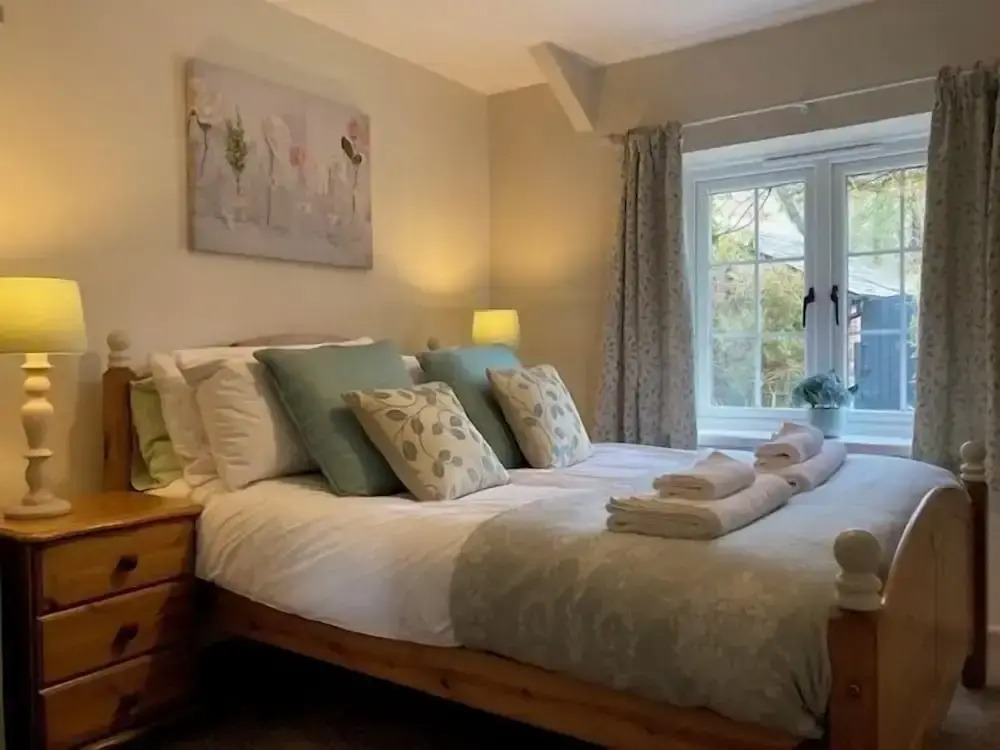 3-bed Cottage - Sleeps 5, Riverside, Hot Tub, Pets