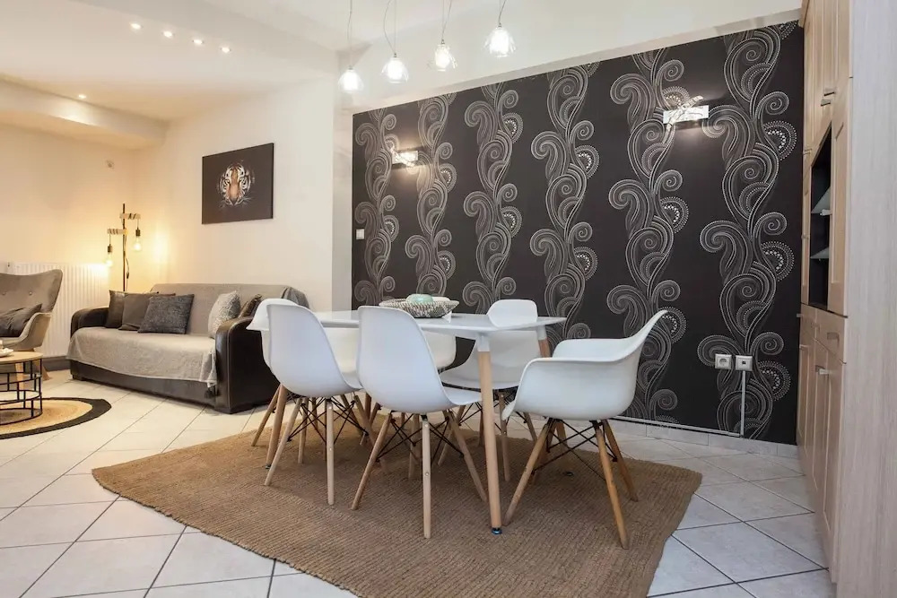 Elegant Spacious 2 Bd Apt in Petralona