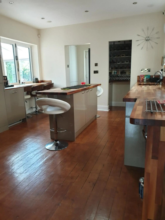 Little Robin Gate - Free Parking & Wifi - Central - 10 min Walk to Train Station - Ensuite Rooms