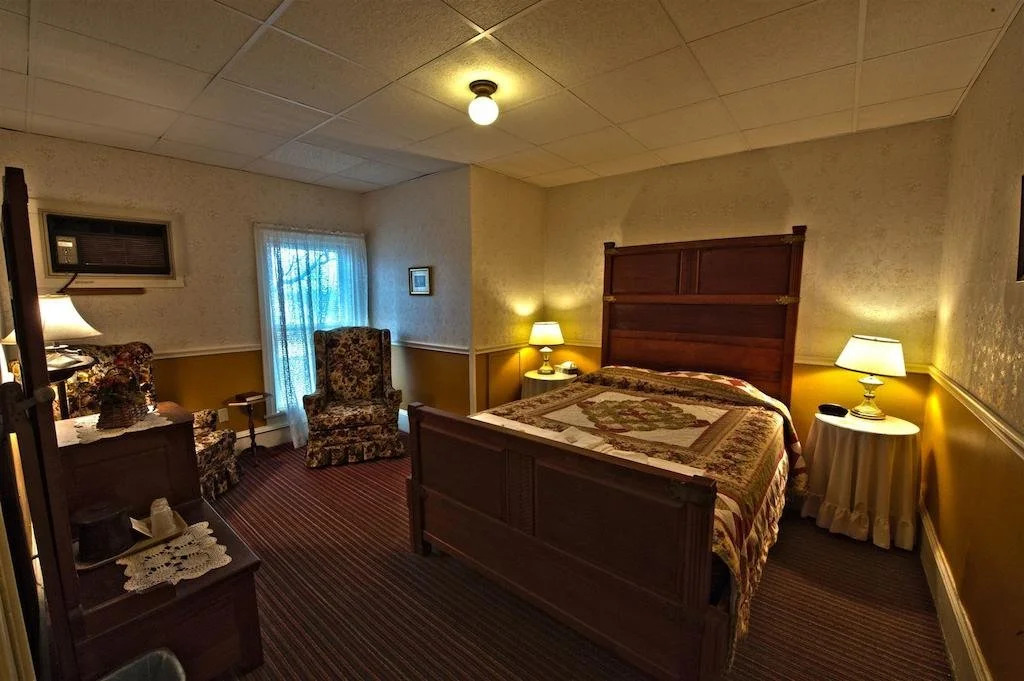 The Riverside Inn and Dinner
