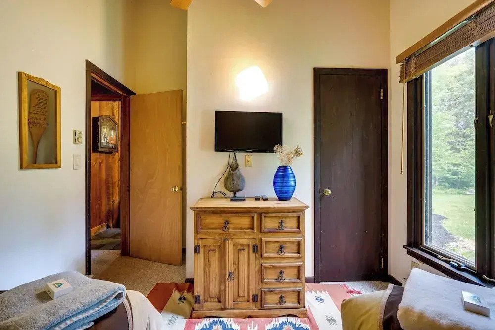 Jamaica Vacation Home w/ Deck: 8 Mi to Skiing!