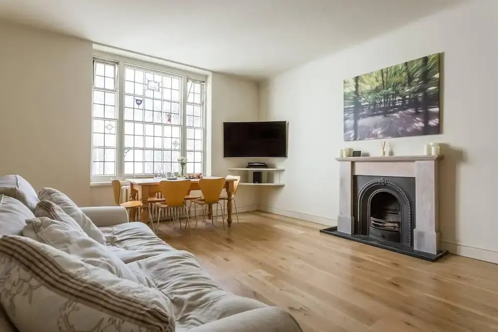 Spacious 2BR Flat in Kensington