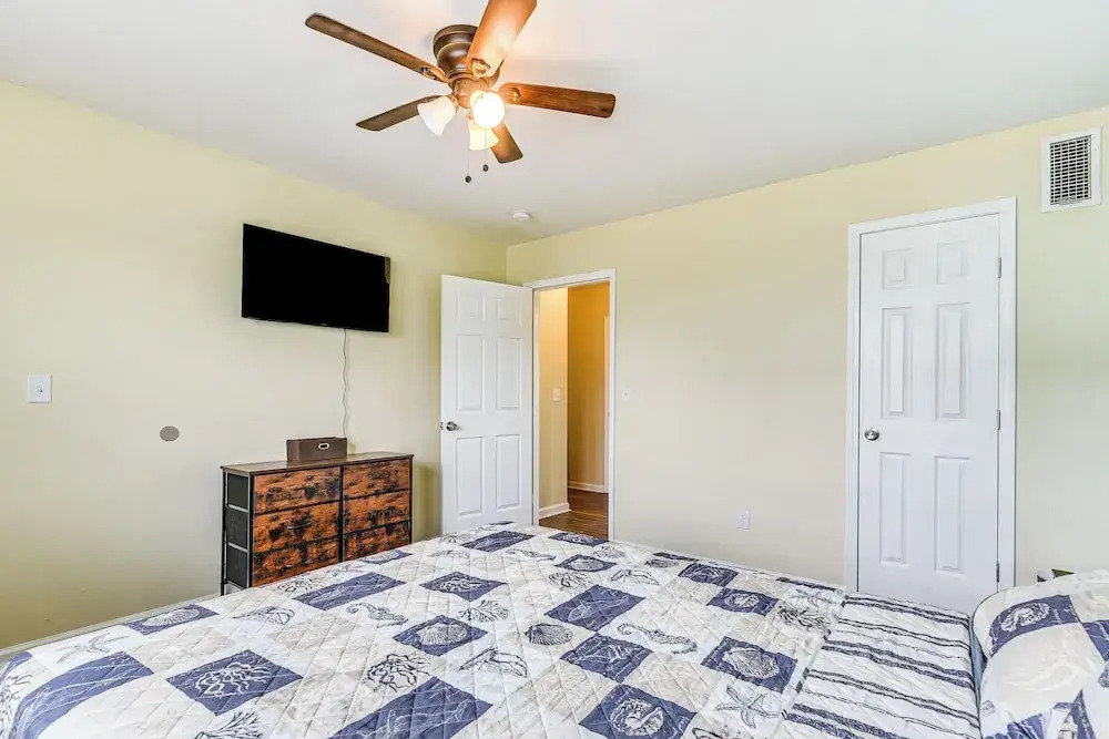 1 Mi to Pleasure Pier! Group Retreat w/ 2 Units