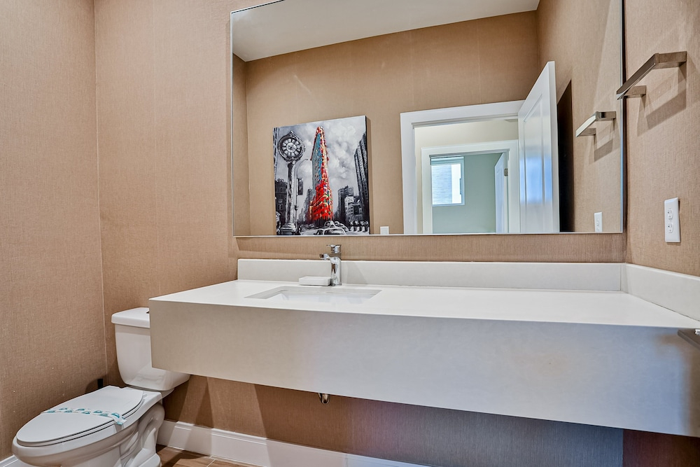 Modern Villa With Patio, Grill, Central AC, Wifi, Shared Pool, Tennis, & gym