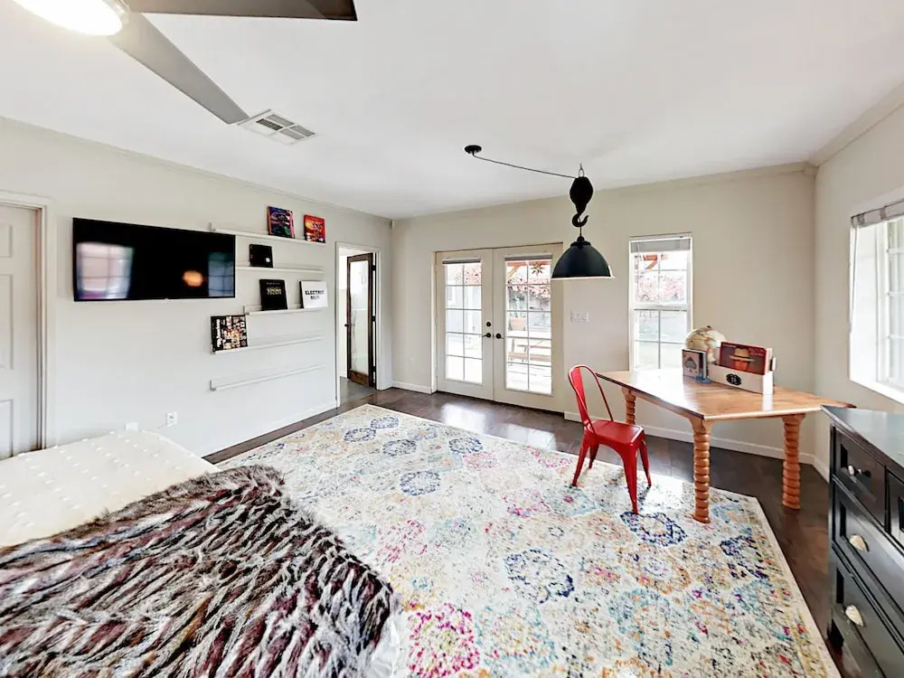 E Indianola - 4 Br Home