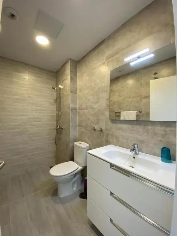 Billys Marina 360 with pool access