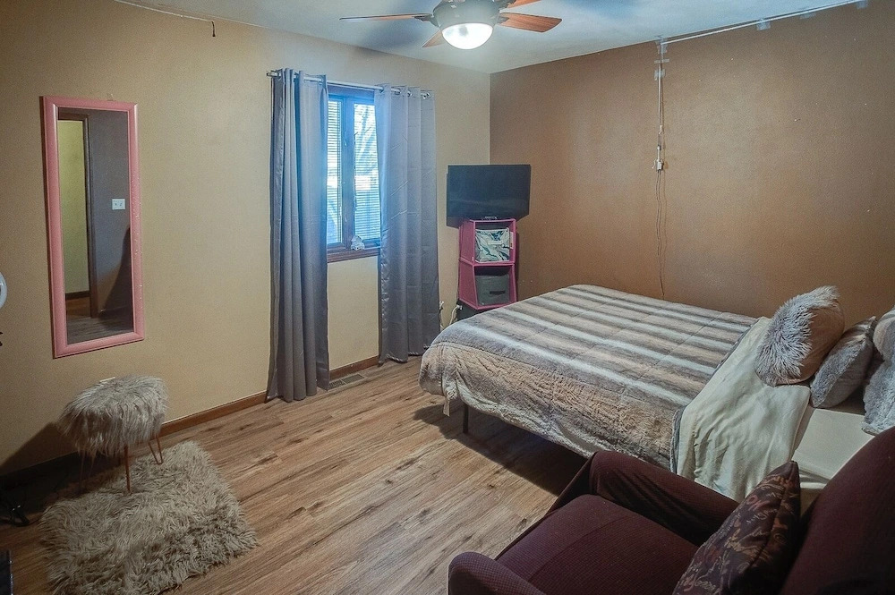 Spacious Tranquility With Private Pool 4 Bedroom Home by RedAwning