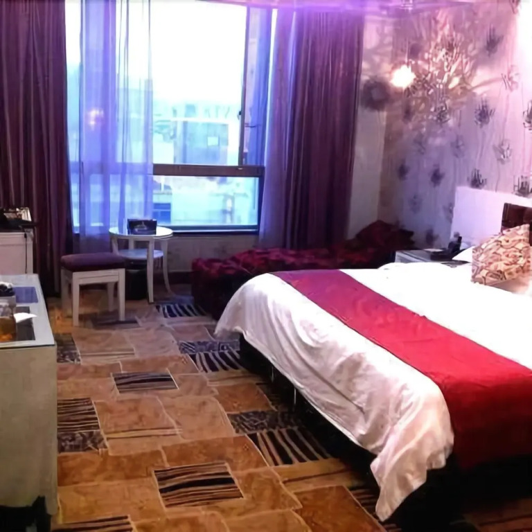 Colourful Season Hotel