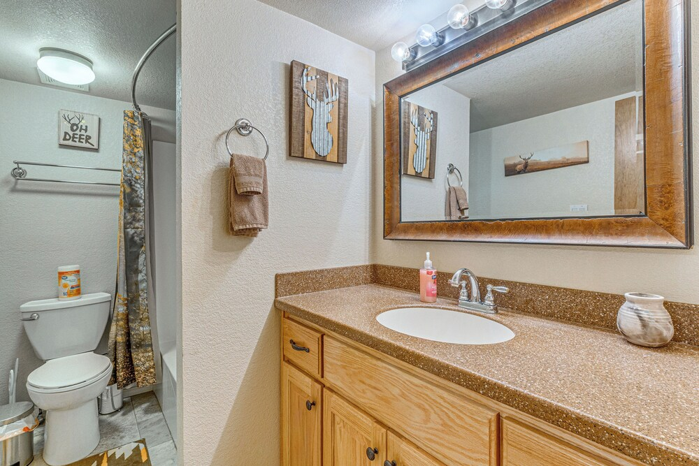 Hot Tub, Spacious Deck: Woodsy Haven in Ruidoso