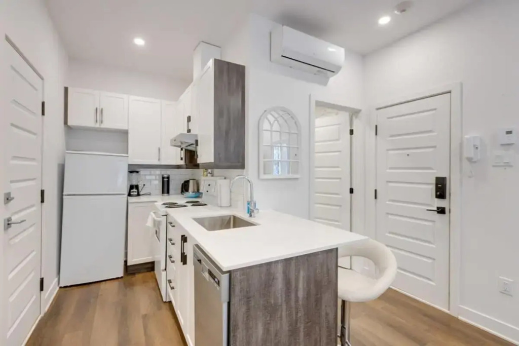 M11 Upscale Studio w Queen Bed AC Prime Location
