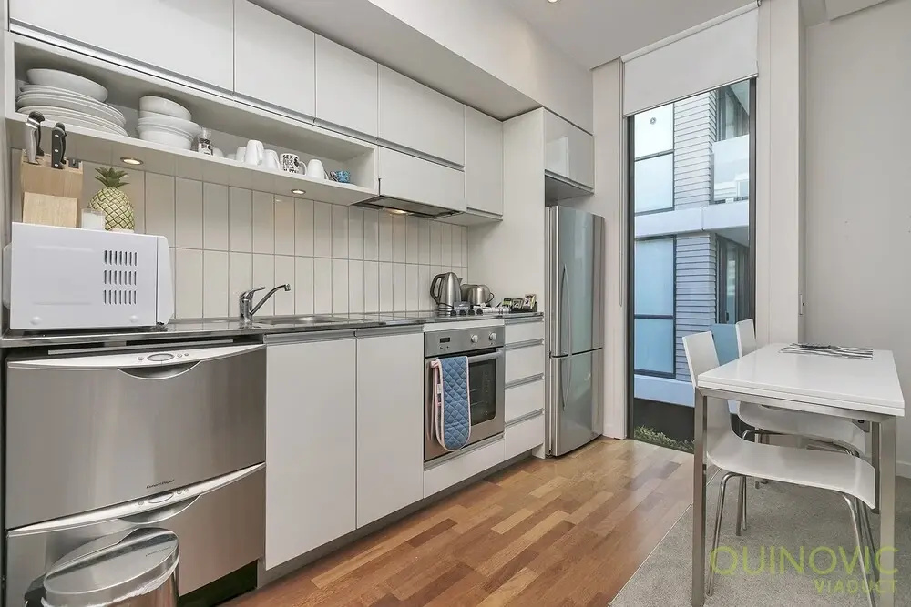 QV Refined Viaduct Harbour Apt - 879