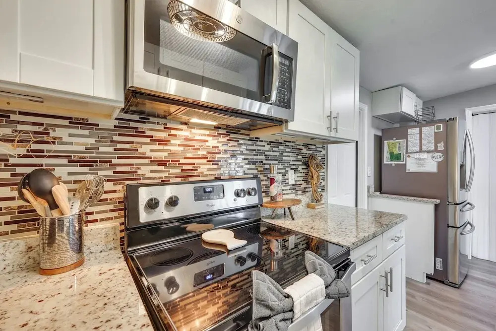 5 Blocks to Jax Beach: Getaway w/ Patio & Yard!